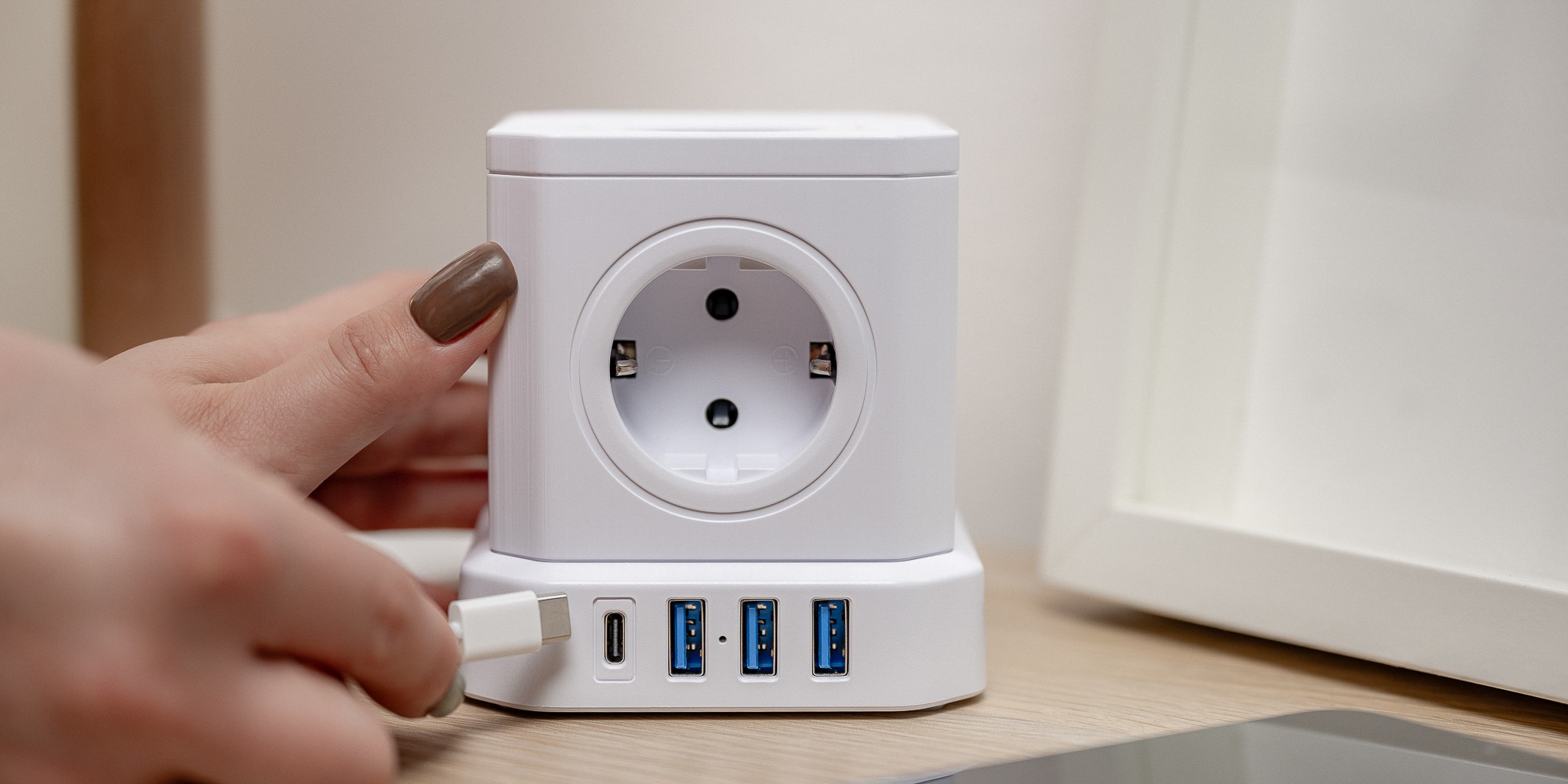 Newell-GaN-Power-Cube-9v1-bílá-18